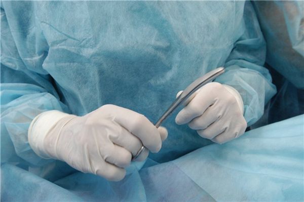 Хирурги Кардиоцентра выполнили сто первых операций с использованием инновационного материала