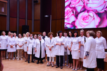В Тюменском кардиоцентре с юбилеем поздравили заслуженного деятеля науки РФ, профессора, национального эксперта по артериальной гипертонии Людмилу Гапон