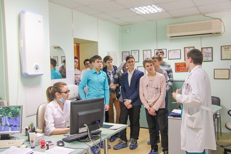 Тюменские школьники познакомились с работой врачей-кардиологов