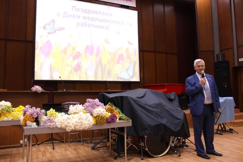 С Днем медицинского работника сотрудников Кардиоцентра поздравили депутаты