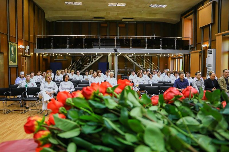 Медицинских сестер поздравили с профессиональным праздником