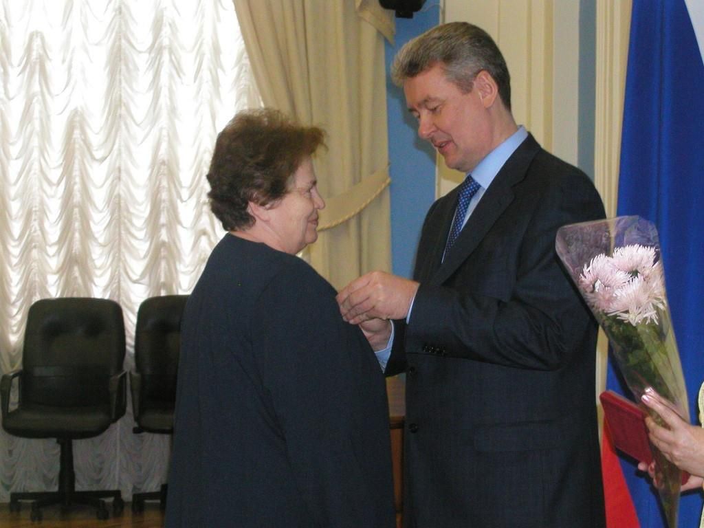 2004 год вручение награды Заслуженный врач Российской Федерации М.В.Лузиной.jpg
